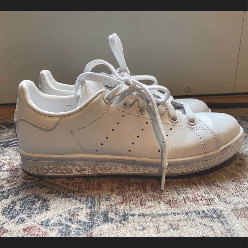 adidas Stan Smith Athletic Shoe - unisex - Men’s size 5 / Women’s size 6.5